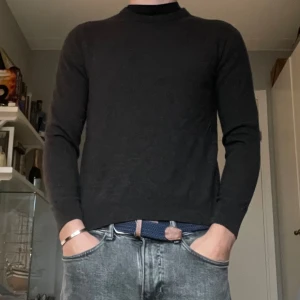 Två these glory days merinoull tröjor  - En mörkbrun (bild 1 och 2)  och en mörkblå (bild 3) tröja från these glory days i ”superior merino”. Står storlek M på tagg men skulle säga att det är mer av en S. Jag är 185 cm och 75 kg. 