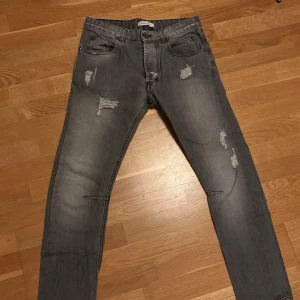 Pierre Balmain jeans - Balmain jeans slim fit i storlek 32 i grå färg. 100% authentiska med lite användning