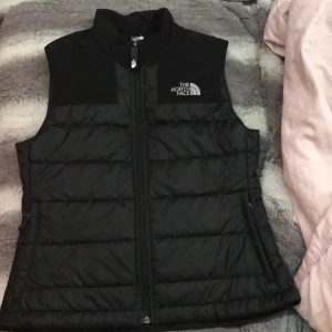 The north face väst  - Jag säljer min the north face väst, den har inga skador eller slintande, den är använd en gång.  Säljer den eftersom den aldrig kom till användning storleken är S men passar både XS, S. Köpte den för 750kr men säljer de. För 300kr priset kan diskuteras de är bara o skriva om ni har ytligare frågor.