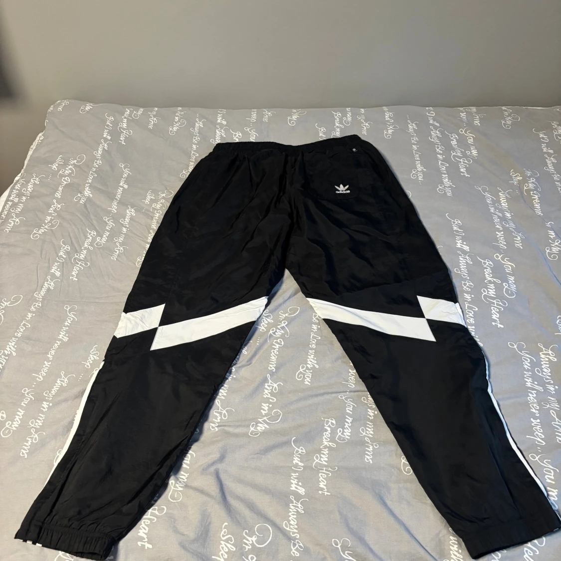 Svarta Adidas täckbyxor med vita detaljer - 1