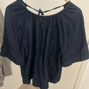 Jeansblus  - Jeansblus med öppen rygg💙 från arket, ej använd mycket
