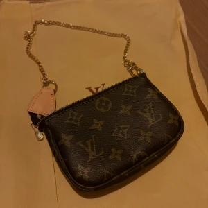 Handväska - Aldrig använd. Priset säger sig självt!