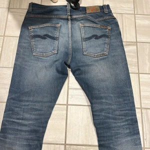 Nudie jeans - Skit snygga nudies med nice fade! Modellen är dude dan och sitter precis som grim Tim. W29 L32. Hör av er vid minsta fundering