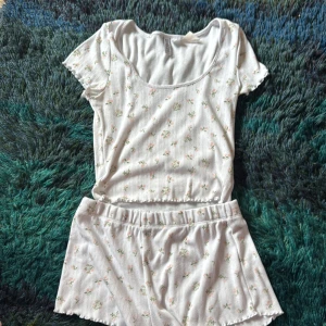 Super söt pjamas - Säljer detta så så finns settet från hm i storlek S. Bådda för priset. Pyjamasen är använd ca 2 gånger( den är tvättad)