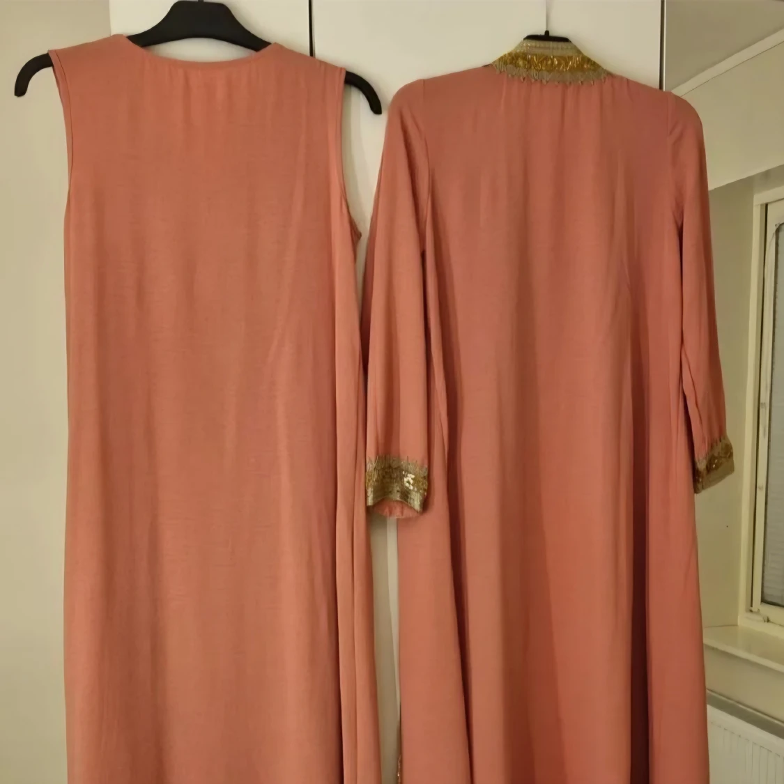 Rosa långklänning med guldiga detaljer - 2