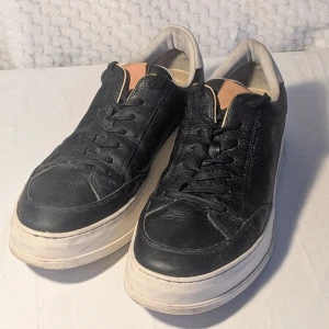 Stiliga Vagabond sneakers för män - Ett par Vagabond sneakers i läder som jag bara använt någon gång då dem var för stora för mig dem är lite stora för att vara st41 