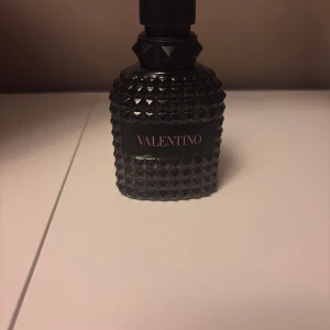 Valentino born in roma edt 50 ml - Snygg parfym från Valentino med modern, edgy flaska. Perfekt för dig som vill sticka ut och addera en lyxig touch till din stil. En fräsch och söt doft som är lätt att gilla. 