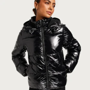 Svart glansig pufferjacka  - Säljer denna svarta jacka från Nelly💞 Då den kommer inte till någon användning längre tyvärr☺️Nypris 799! Pris kan diskuteras 