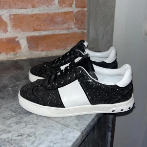 Valentino flycrew glitter  - Säljer valentino skor i storlek 39 dam, köpte av en återförsäljare här på plick men dom har inte kommit till användning så väljer att sälja dom. Några pytte små skador finns men annars ser dom typ nya ut. Medföljer box och kuvert💞 Kom gärna med bud 