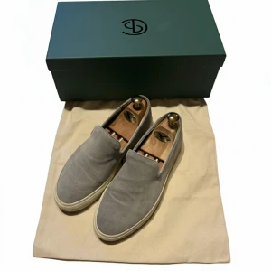 CQP loafers  - Tjena, säljer dessa riktigt fina CQP loafers i färgen light grey. Skicket är 8,5/10 använt dom lite, inga stora defekter. Storleken är 41 men sitter som 42. Nypris ligger på 3799kr. Ifall du har några flera frågor eller funderingar är de bara skriva👍