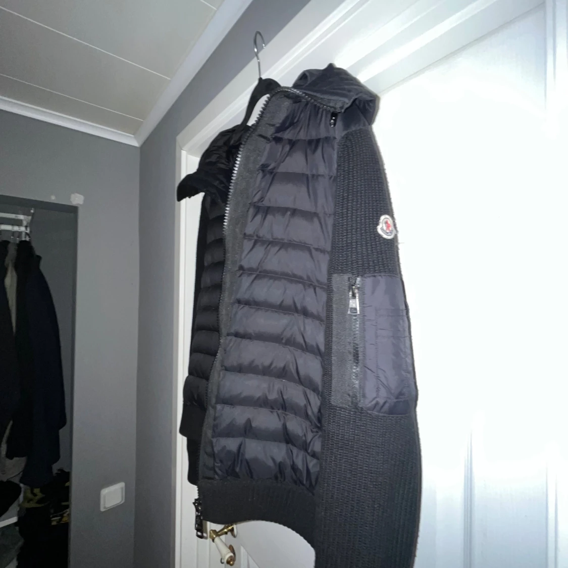 Svart Moncler pufferjacka med huva - 1