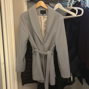 Ljusblå kappa från STOCKH LM - Snygg ljusblå kappa från STOCKH LM. Knappt använd. 