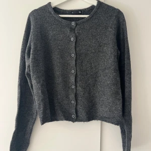 Mjuk kofta - Mjuk stickad kofta från Lager157. Välanvänd men koftan är trots det i fint skick! 