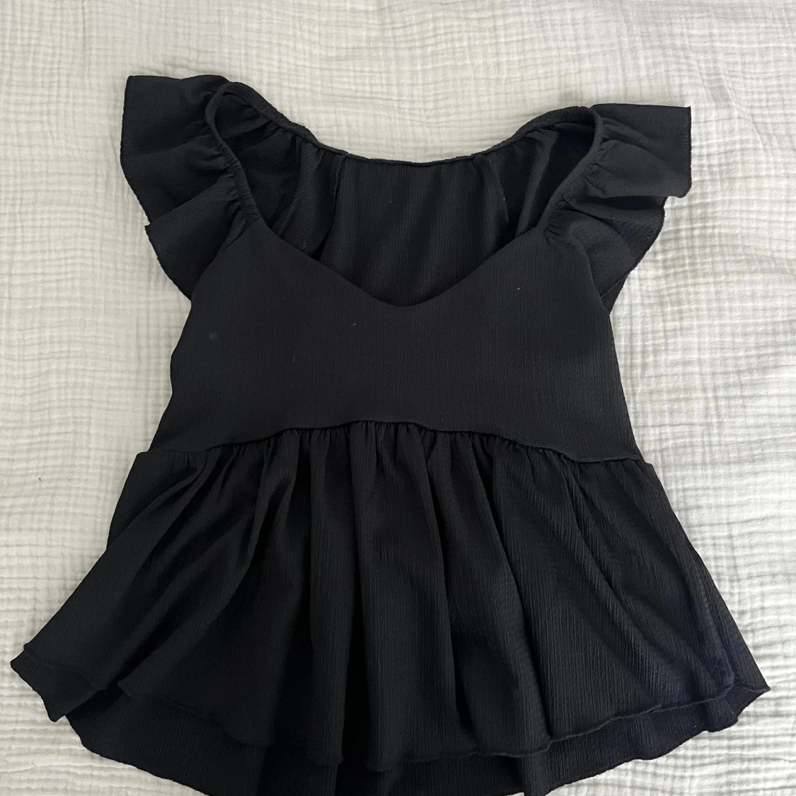 Svart blus med volangärmar