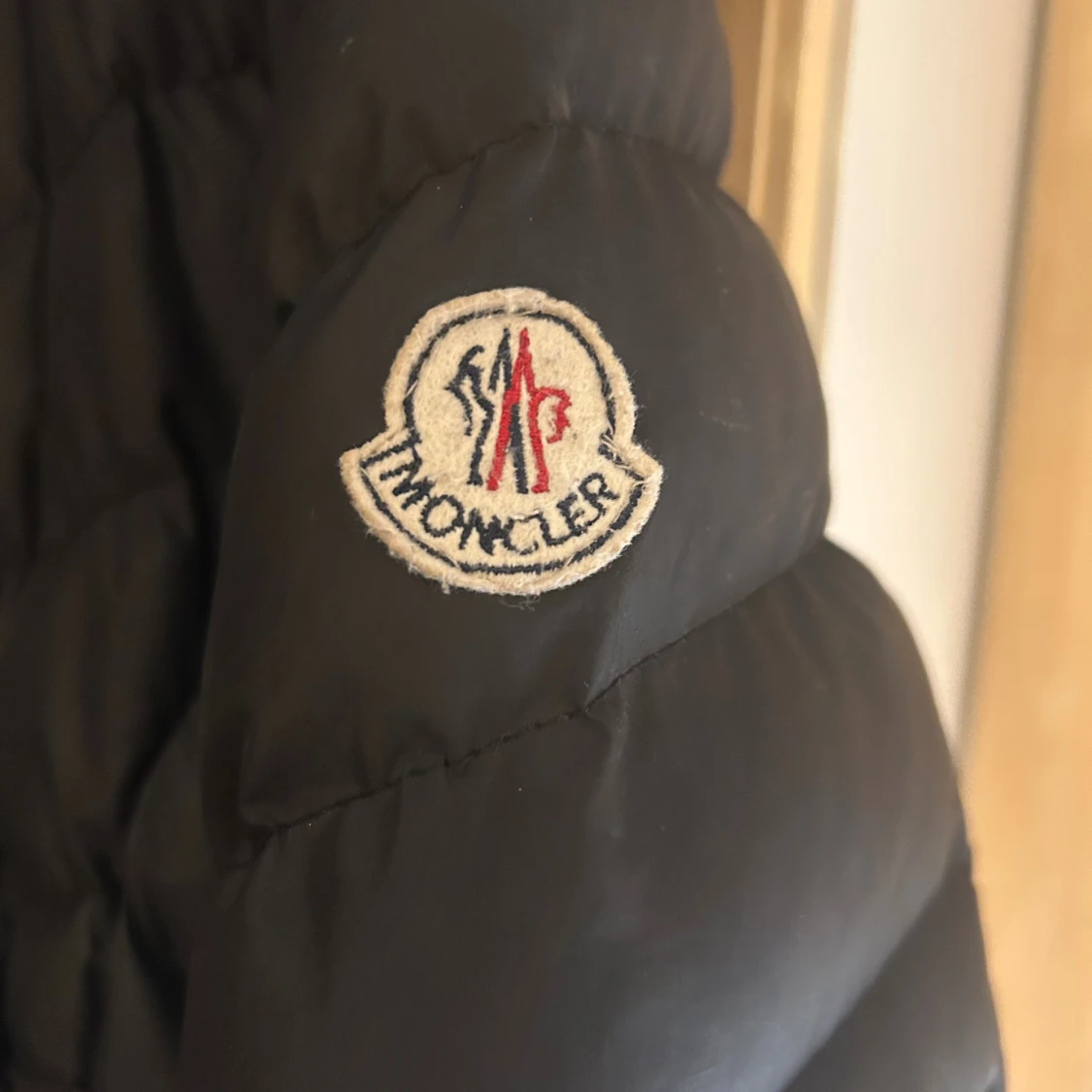 Svart Moncler dunjacka med päls - 4