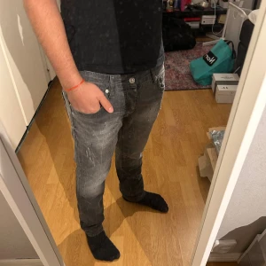 Dsquard jeans  - Säljer dessa riktigt feta dsq jeansen är ganska bra skick dom funkar till allting. Till er som undrar så är jag 164cm på bilden. Skriv gärna vid funderingar och kom gärna med pris förslag 