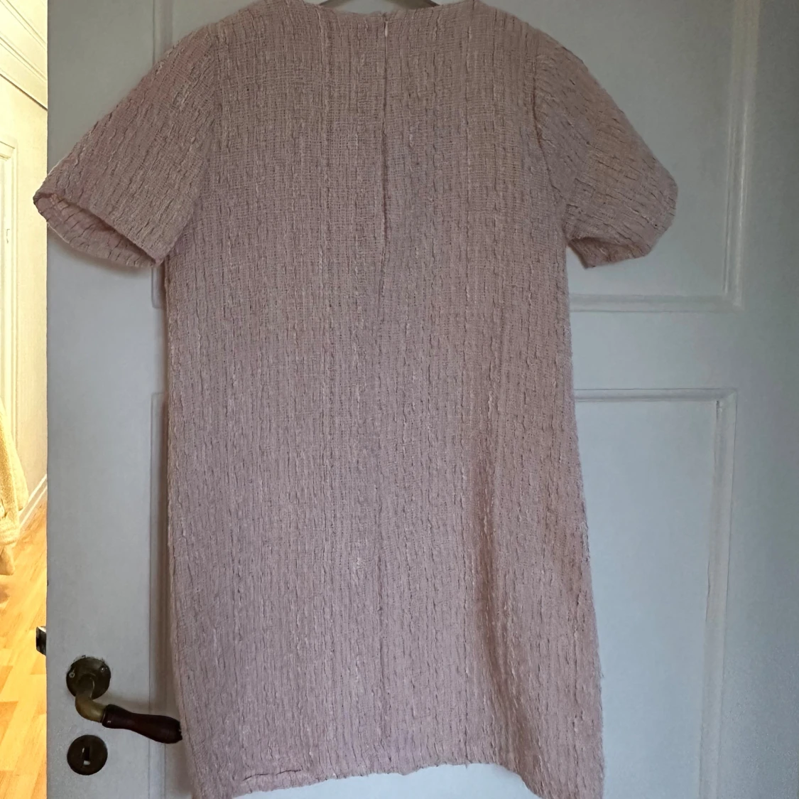 Ljusrosa kort klänning med pärlknappar - 1