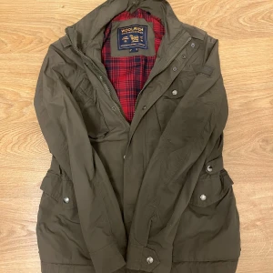 Woolrich field jacka - Såljer nu denna knappt använda woolrich field jacka i storlek S. Pris kan diskuteras vid snabb affär 