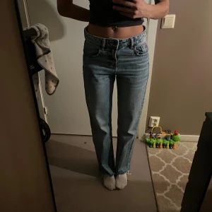 Jeans - Superfina men sitter tyvärr inte som jag vill på mig, mid waist. Jag är 168 cm för preferens 