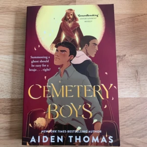 Cemetery Boys - En spännande och modern berättelse om Yadriel som råkar frammana en spöke och hamnar i ett oväntat äventyr. Perfekt för dig som gillar mystik, övernaturliga inslag och starka karaktärer. Boken har hyllats av Entertainment Weekly och är en New York Times-bestseller.