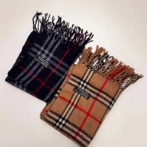 2 Burberry Halsdukar  - Två burberry halsdukar (mörkblå & beige). Båda är i jättefint skick och perfekt inför den kalla våren. Nypris går för 4500kr+, säljer båda två för endast 599! Pris kan diskuteras ✅Tar byten‼️
