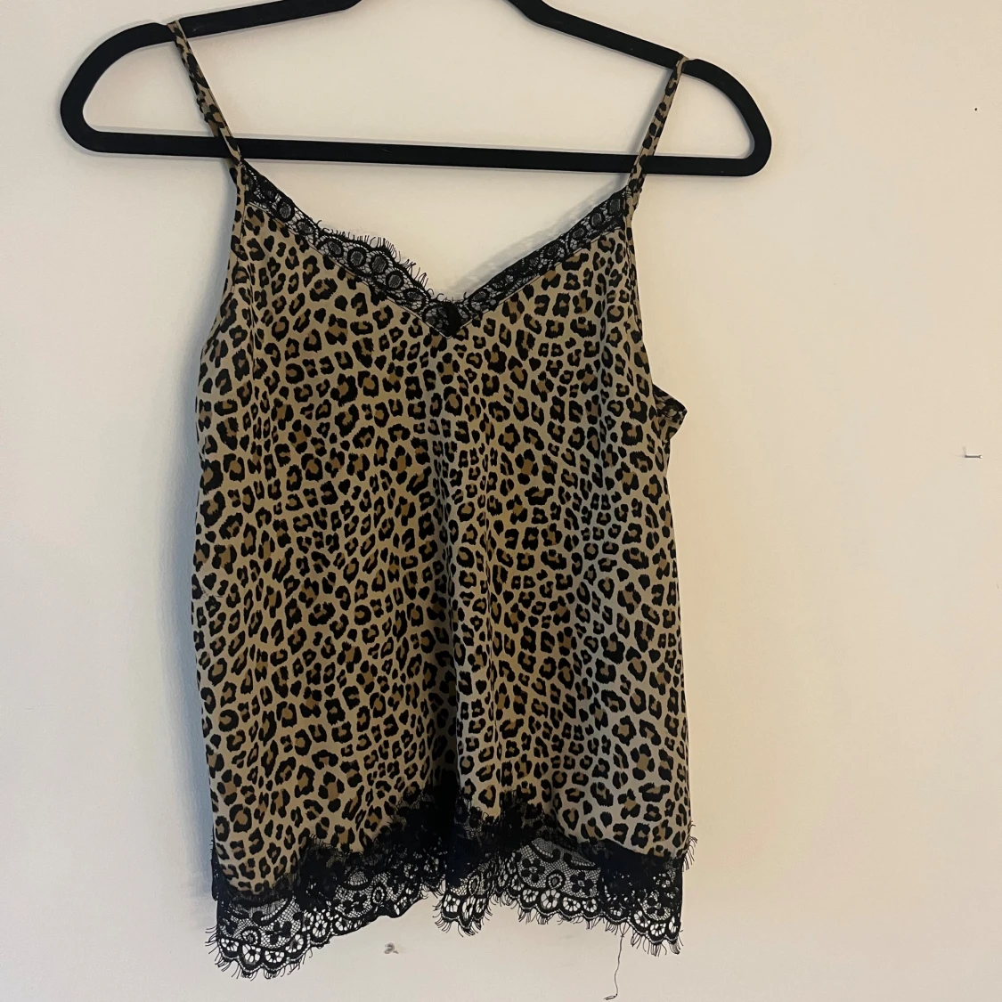 Leopardmönstrad linnetopp med spets