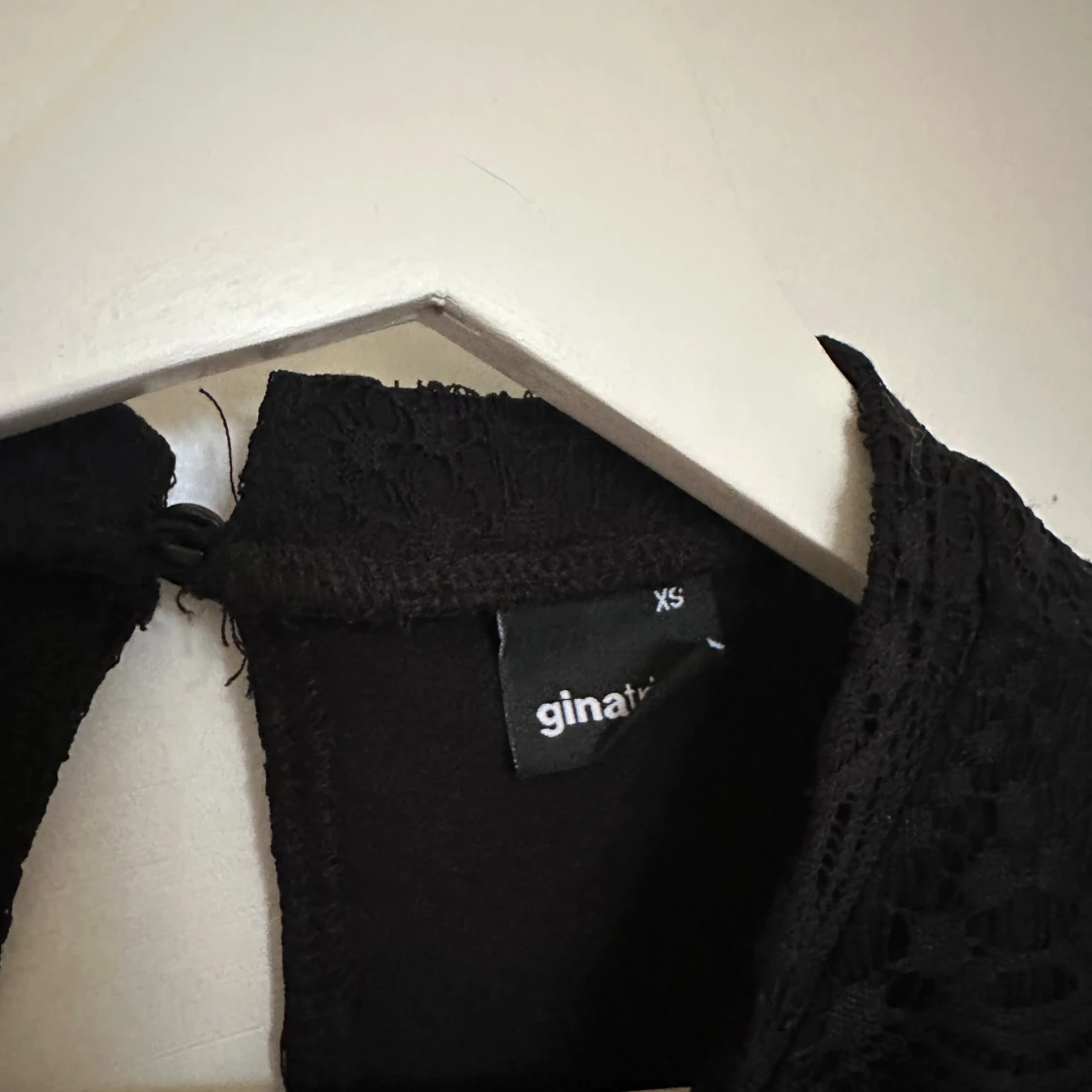 Svart spetsklänning från Gina Tricot - 3