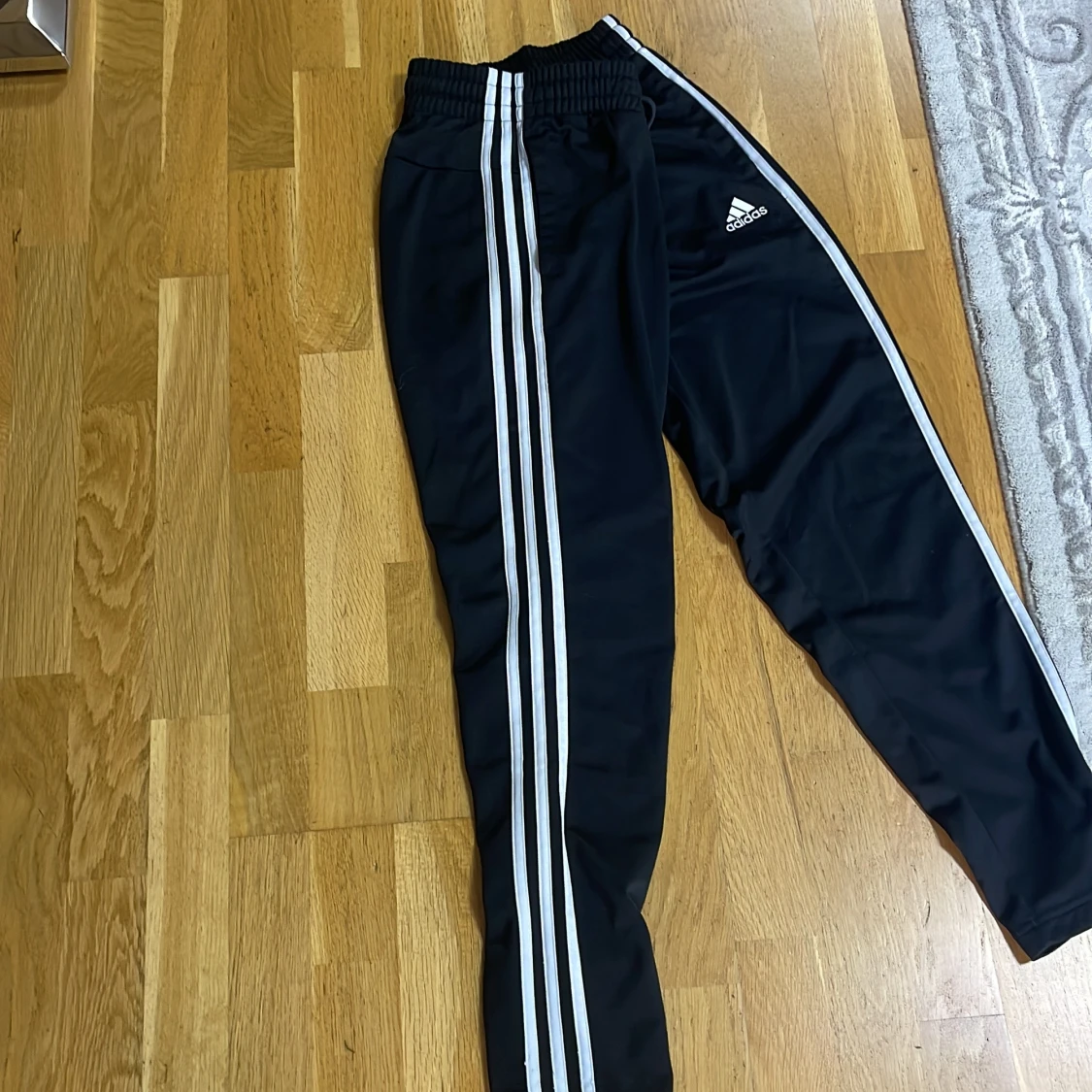 Svarta Adidas träningsbyxor - 1