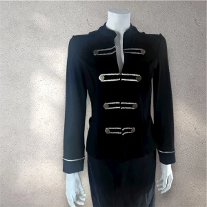 Svart kavaj med detaljer - Svart kavaj från KappAhl med rockig militärstil, prydd med dekorativa guldfärgade knappar. Perfekt för dig som vill sticka ut med en unik look. #kavaj #kappahl 