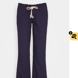 Marinblå roxy linnebyxor  - super snygga roxy linnebyxor💞jag köpte dessa förra sommaren och har använt dom en del gånger, men absolut inte överdrivet då dom är för korta för mig. OBS har sprättat upp sömmen längst ner, men den går enkelt att sy upp💕                               skriv för fler bilder.                                         NYPRIS: 600 kr