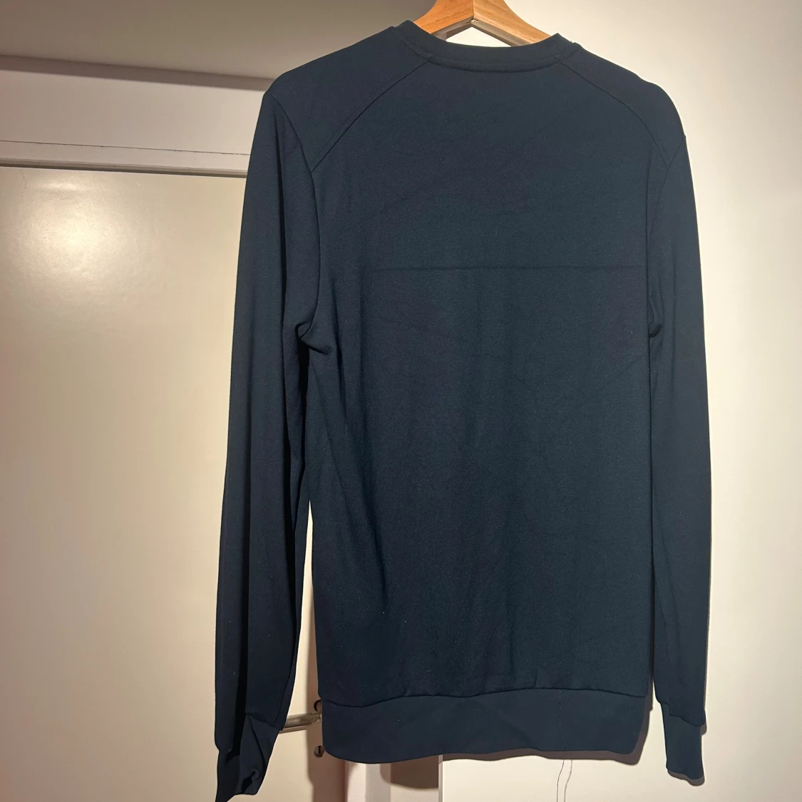 Marinblå sweatshirt från Lyle & Scott - 1