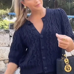 Stickad kofta från Zara  - Jättefin stickad kofta från Zara som inte längre tillverkas 🤍