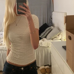 Vit ribbad topp  - Säljer denna supersöta vita ribbade toppen från Zara i storlek S🩷