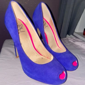 Blå klackar med hjärtformad öppning - Snygga klackar i blå mocka från China Girl med hög klack och unik hjärtformad öppning vid tån. Insidan har en rosa detalj som ger extra pop till looken. Perfekta för dig som vill sticka ut med färg och form! Skriv till mig om du vill diskutera priset💕