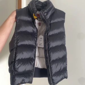 Para jumper väst  - Pris kan diskuteras . Hej säljer en helt ny väst, original pris 4500. Storlek M(ungdom). Jätte skönt matrial.