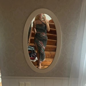 Mönstrad långklänning med slits - Säljer nu min klänning med coolt abstrakt mönster i grönt, brunt och rosa. Klänningen sitter tight och har en riktigt snygg passform. Passar XS-L då den är strechig. Passar mig lika bra nu som när jag var xs!