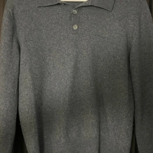 S&T cashmere polo - Säljer nu min feta cashmir polo som har blivit för liten. Tröjan är i superfint skick inga defekter som jag kan se tagit väl hand om den. Står inte nån riktigt size men skulle tippa på S.Tveka inte på att fråga, pris är diskuterbart // g0