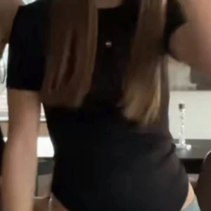 Svart body - Svart tshirt body som endast är testad. Den är M men passar mig som i vanliga fall har xs-s🩷