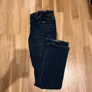 LTB Valerie Jeans strl 29/32 - Mörkblå LTB jeans i strl W29 L32. - Modellen heter Valerie  - Low Rise Bootcut  - Lite slitna nertill bak på båda byxben, se bilder. Annars mycket fint skick.  - Modellen på bilden är 160 cm lång för referens - Material: bomull och elastan 