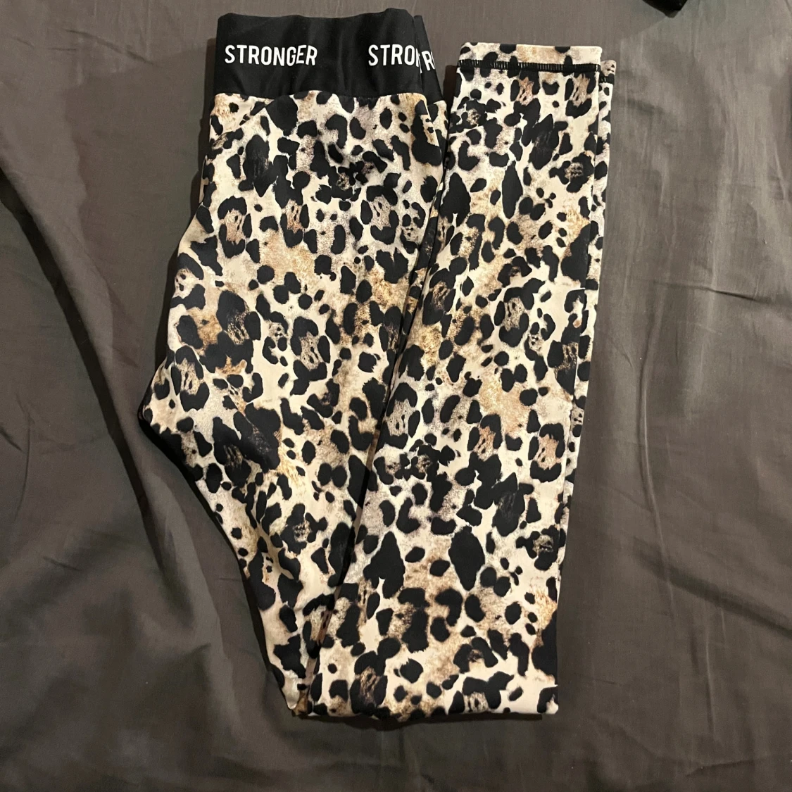 Leopardmönstrade leggings från Stronger
