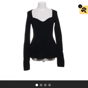 Söt topp - Super fin tröja jag köpte från sellpy, igentligen från h&m. Den har prislapp kvar o ja har endast testat då den inte var som jag tänkt. Skriv för egna bilder🩷