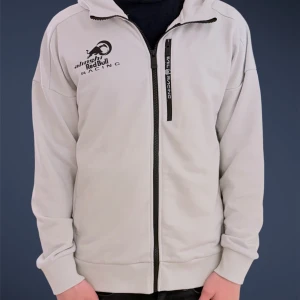 Hoodie Red Bull Racing - Säljer min vita hoodie med zip från Red Bull Racing med svart dragkedja och logga på bröstet. Knappt använd. Perfekt för dig som gillar segling och vill ha en clean stil. Passar till allt. Nypris runt 1000 kr.