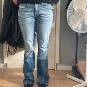 Slutsålda jeans från Diesel - Fina lågmidjade jeans! Står storlek 16y men skulle säga att de är som storlek 40 på Gina som referens💕
