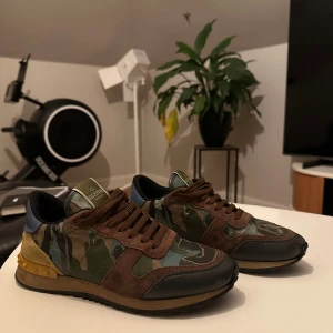 Valentino Rockrunner sneakers camouflage - Säljer ett par Valentino Rockrunner sneakers med snyggt camouflagemönster i grönt, brunt och blått. Box och dustbag medföljer.  Storlek 38 