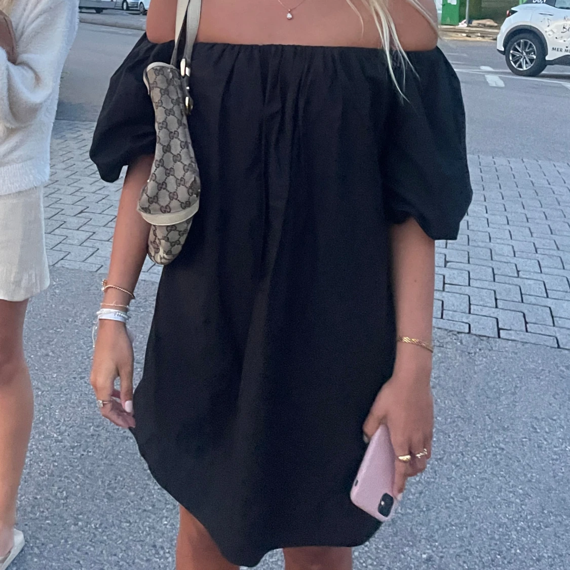 Svart offshoulder kortklänning