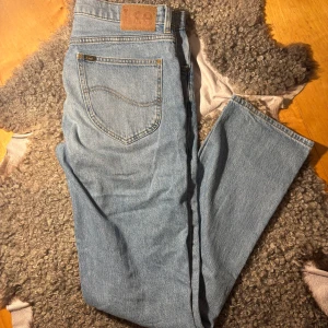 Lee jeans  - Lee jeans | Skick: 10/10 | Nypris: 799 SEK | Tillbehör: Endast jeans | Strolek: 33:34 | Pris kan diskuteras, vid fler bilder eller frågor hör av er. 🍂🍁