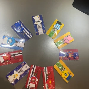 Nyckelringar med fotbollsklubbars tröjor - Säljer coola nyckelringar formade som fotbollströjor från klubbar som Manchester United, Real Madrid, Barcelona, Arsenal och Liverpool. Färgerna är blandade: röd, vit, blå, rosa, grön och gul. Perfekt för dig som vill visa vilket lag du hejar på! Materialet är syntet och varje nyckelring har klubbens logga tryckt på framsidan.     1st för 60 kr. Skriv bara i meddelanden vilken ni köper så är det den jag skickar 