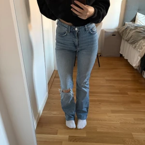 Jeans - Flare jeans med hål/slitningar från GinaTricot i storlek 32. De är klippta i benen så de passar mig som är 160cm lång.  Nypris 499kr.