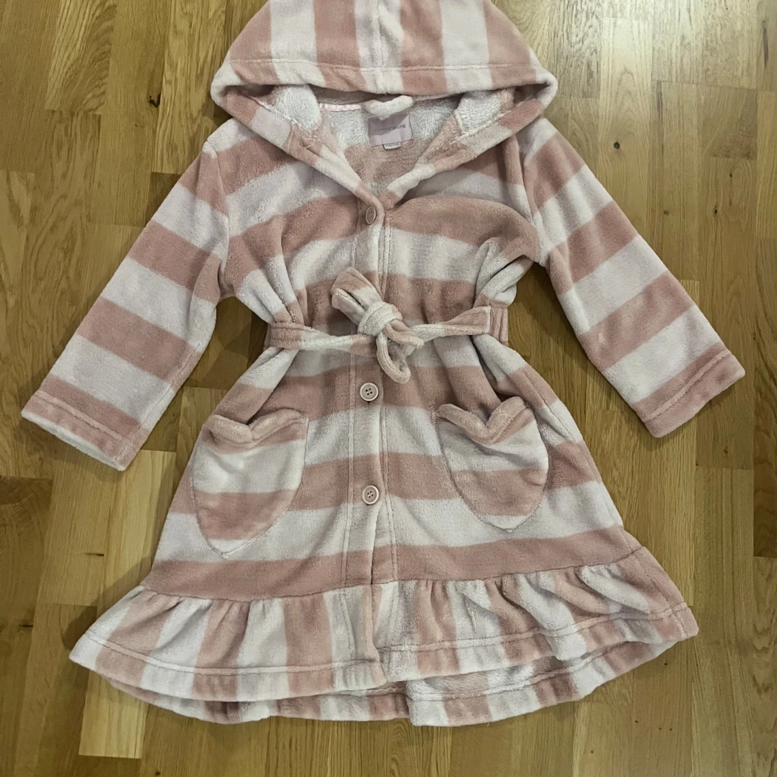 Randig rosa och vit morgonrock 