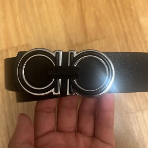ferragamo bälte - Vill köpa ett nytt bälte så säljer den hära ja haft den i 2 månader. Den är i jätte bra skick inget trasigt på den eller sånt.